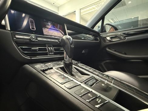 Used 2020 Porsche Macan AWD/4WD image 4