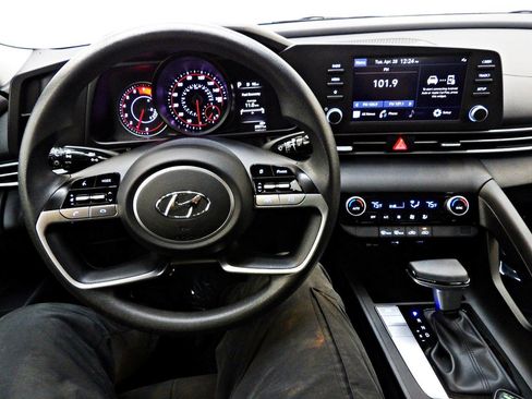 Used 2023 Hyundai Elantra SEL FWD image 17