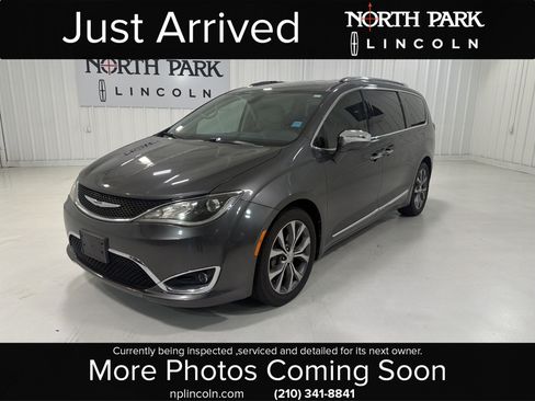 Used 2018 Chrysler Pacifica Limited FWD image 1