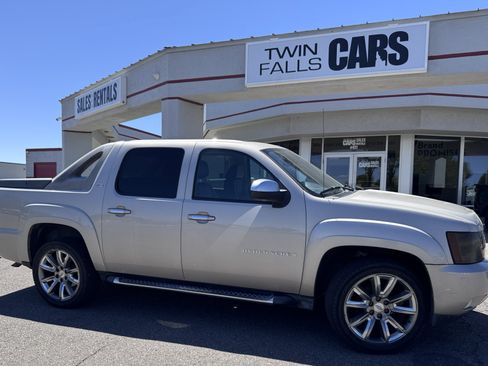 Used 2007 Chevrolet Avalanche LT w/ LT Preferred Equipment Group AWD/4WD image 2