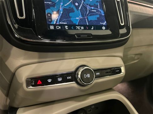 Certified 2023 Volvo XC40 B5 Ultimate w/ Protection Package Premier image 18