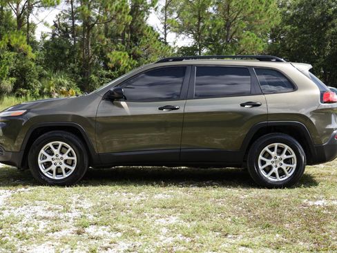 Used 2015 Jeep Cherokee Sport w/ Sport Appearance Group AWD/4WD image 3
