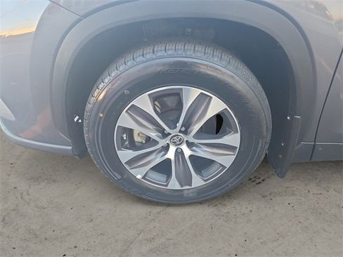 Used 2023 Toyota Highlander XLE image 14