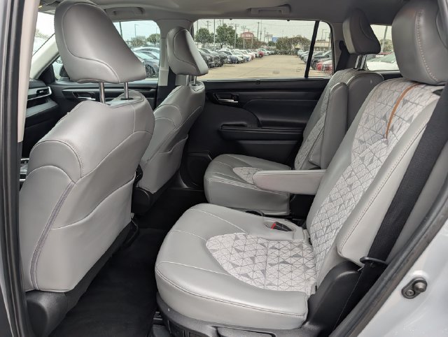 Used 2022 Toyota Highlander Bronze Edition FWD image 29