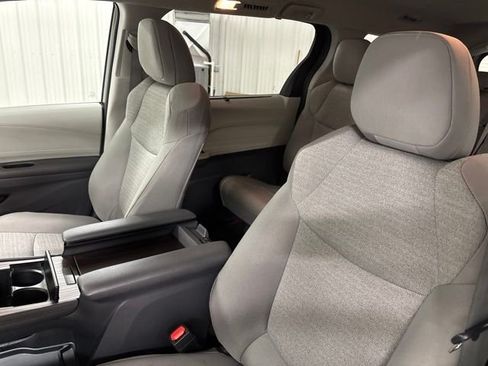 Used 2023 Toyota Sienna LE FWD image 7