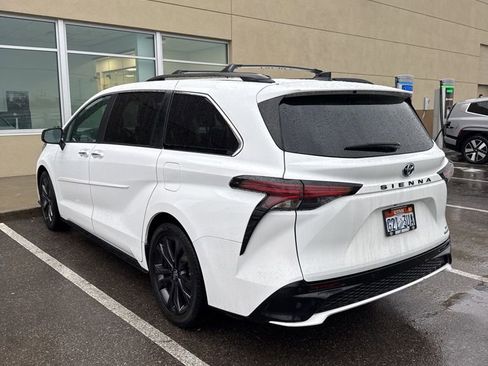 Used 2022 Toyota Sienna XSE w/ XSE Plus Package image 7