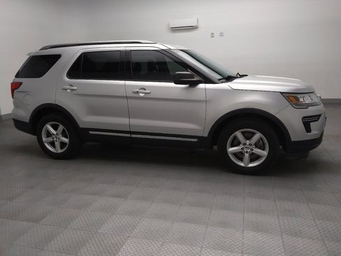 Used 2019 Ford Explorer XLT image 11