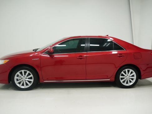 Used 2014 Toyota Camry XLE w/ Leather Package FWD image 7