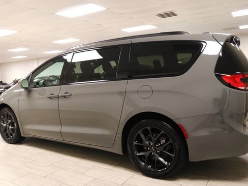 Used 2022 Chrysler Pacifica Touring-L w/ S Appearance Package FWD image 11