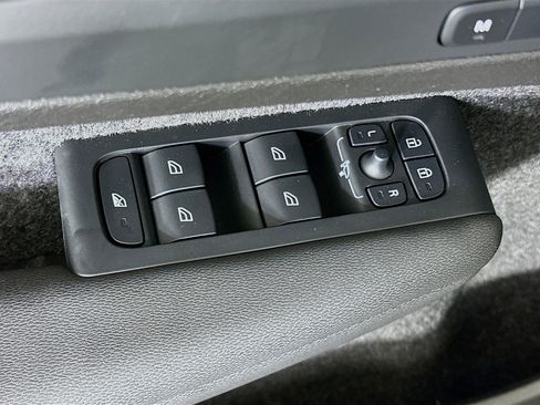 Used 2025 Volvo XC40 B5 Core image 15