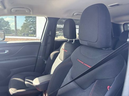 Used 2022 Jeep Renegade Trailhawk AWD/4WD image 3