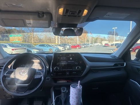 Used 2022 Toyota Highlander XLE image 10