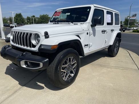 Used 2025 Jeep Wrangler Unlimited Sahara AWD/4WD image 12