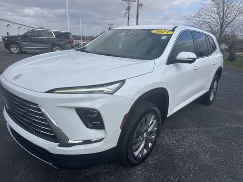 Used 2025 Buick Enclave Preferred image 3