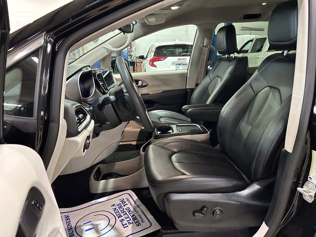 Used 2024 Chrysler Pacifica Touring-L FWD image 18