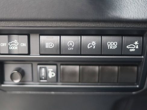 Used 2022 Toyota Tundra SR5 w/ SR5 Convenience Package AWD/4WD image 11