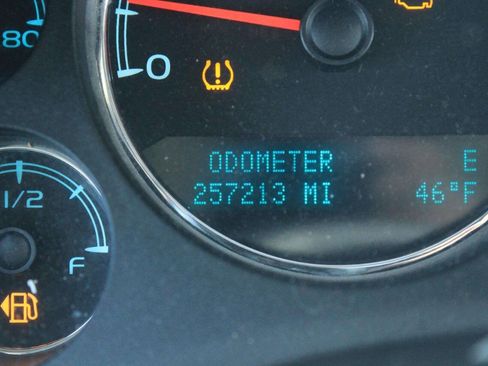 Used 2011 Chevrolet Suburban LTZ RWD image 8