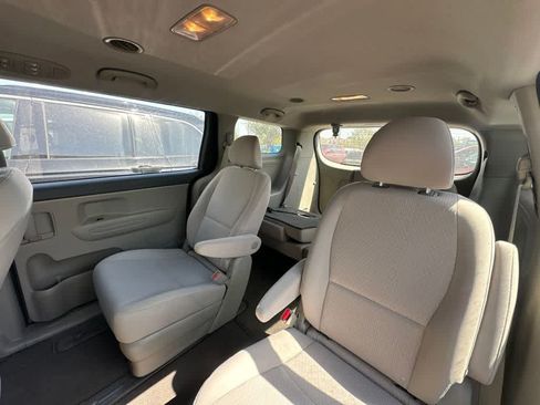 Used 2018 Kia Sedona L FWD image 9
