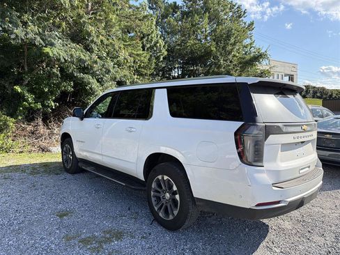 Used 2025 Chevrolet Suburban LT w/ Comfort Package RWD image 3