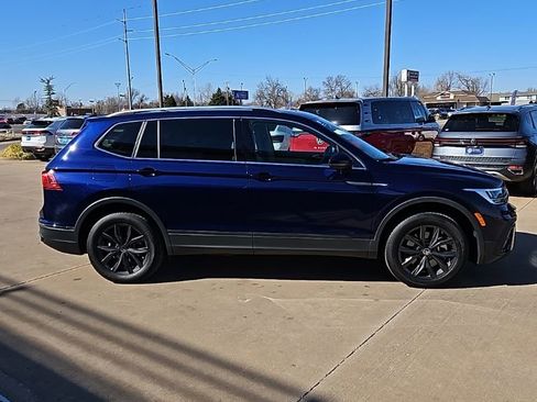 Used 2024 Volkswagen Tiguan SE w/ Panoramic Sunroof Package image 4