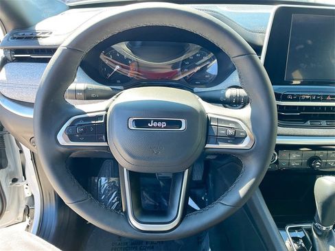 Used 2025 Jeep Compass Latitude image 11