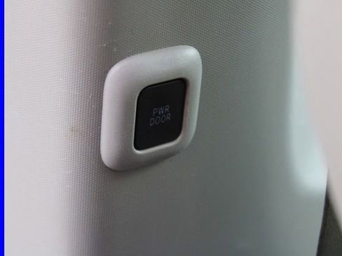 Used 2015 Toyota Sienna XLE FWD image 25
