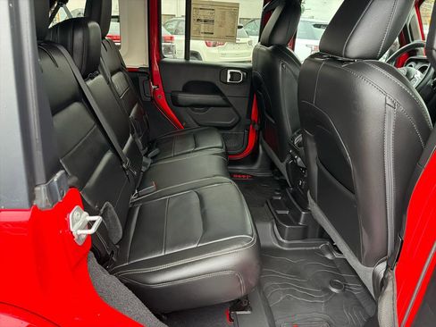 Used 2019 Jeep Wrangler Unlimited Sahara AWD/4WD image 15