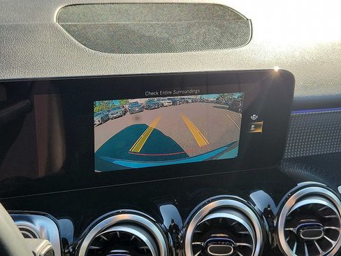 Used 2022 Mercedes-Benz GLB 250 4MATIC image 17