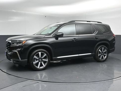 Used 2025 Honda Pilot Touring image 4
