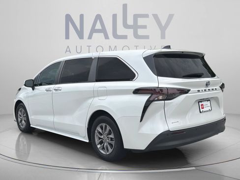 Used 2023 Toyota Sienna XLE FWD image 3