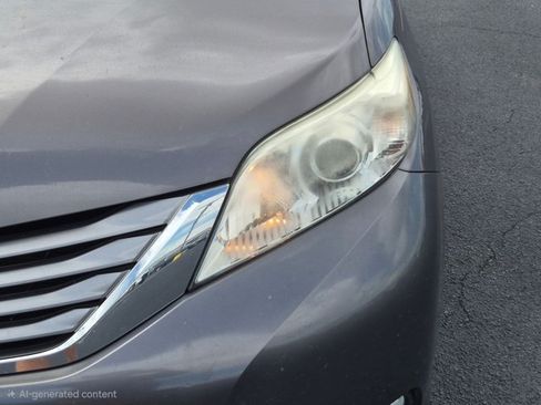 Used 2015 Toyota Sienna XLE w/ XLE Navigation Package FWD image 9