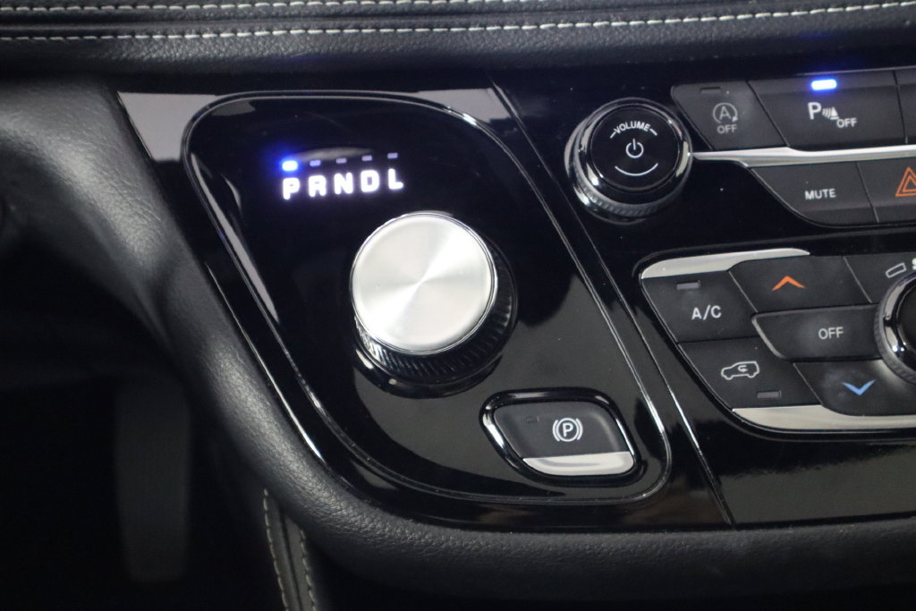 Used 2025 Chrysler Pacifica Limited FWD image 32