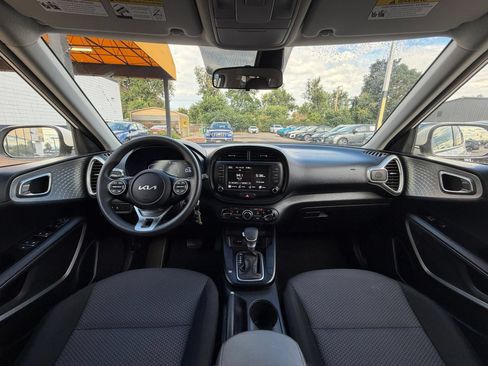 Used 2025 Kia Soul LX w/ LX Technology Package FWD image 31