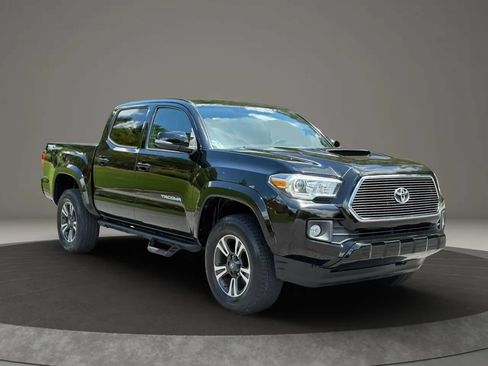 Used 2017 Toyota Tacoma TRD Sport w/ Tow Package RWD image 3