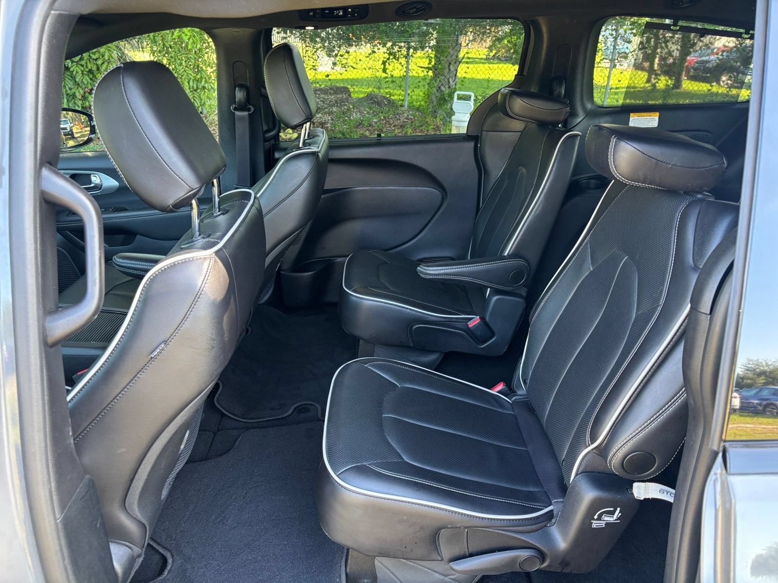 Used 2025 Chrysler Pacifica Limited FWD image 28