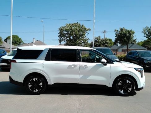 Used 2026 Kia Carnival LXS FWD image 5