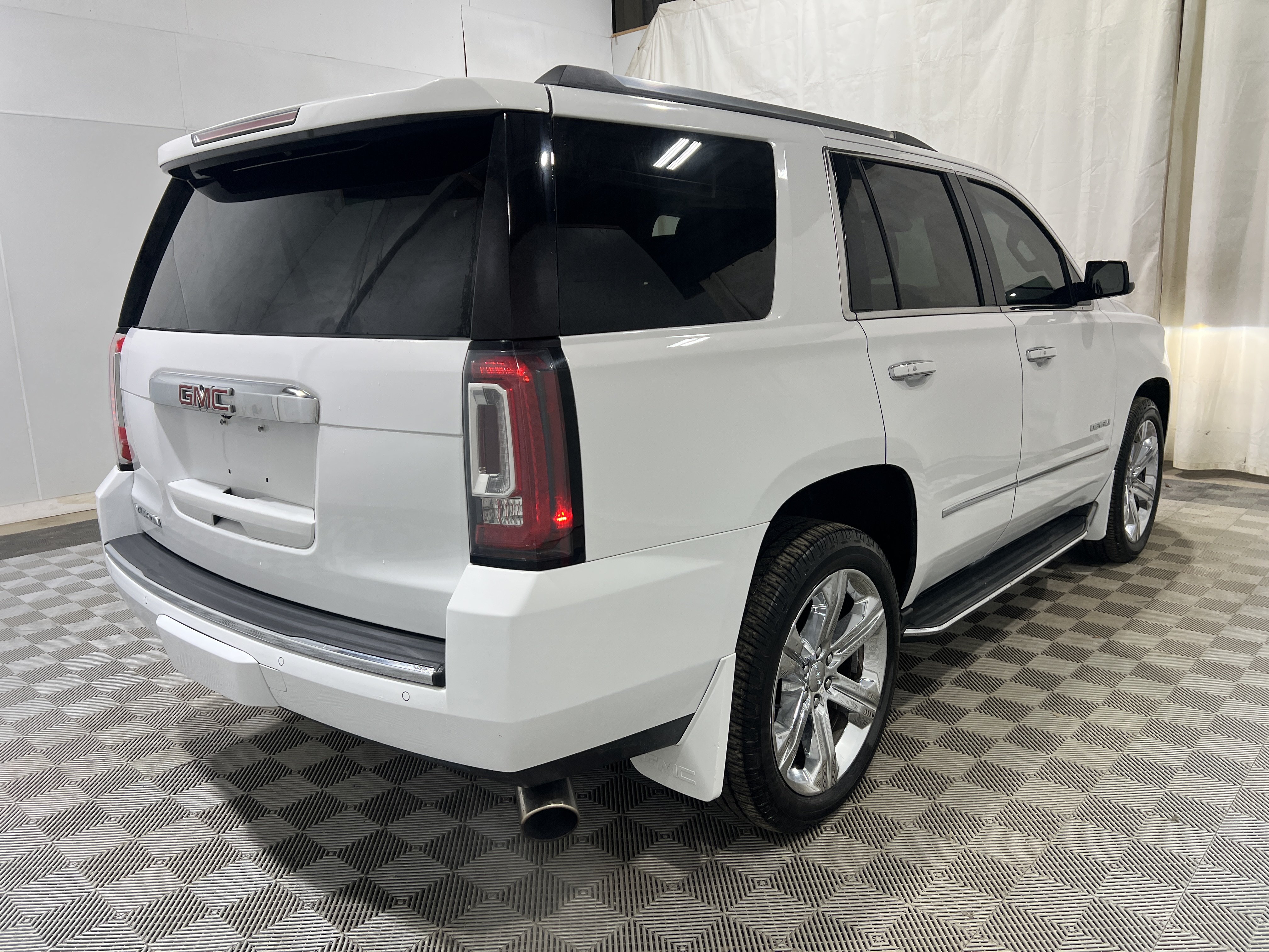 Used 2017 GMC Yukon Denali AWD/4WD image 3