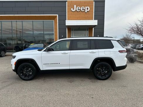 New 2025 Jeep Grand Cherokee Altitude AWD/4WD image 9