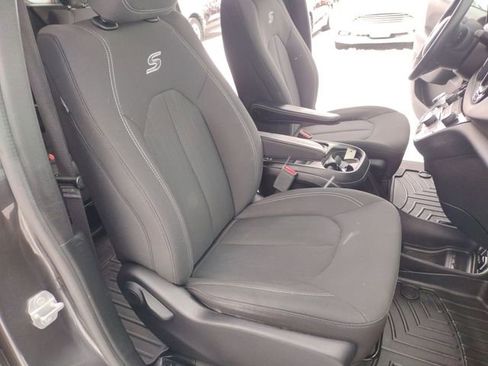 Used 2018 Chrysler Pacifica Touring Plus w/ S Appearance Package image 34