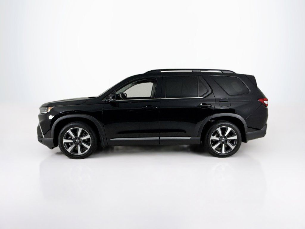 Used 2025 Honda Pilot Touring image 2