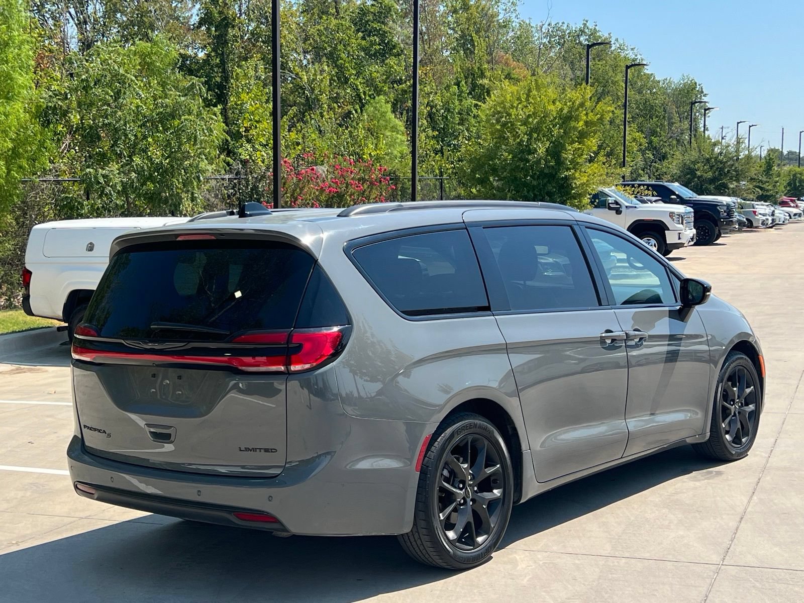 Used 2025 Chrysler Pacifica Limited FWD image 13