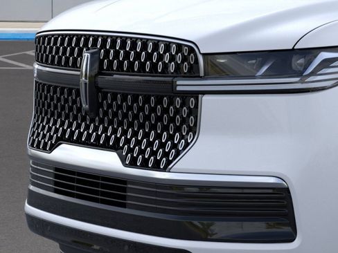 New 2026 Lincoln Navigator L Premier AWD/4WD image 17