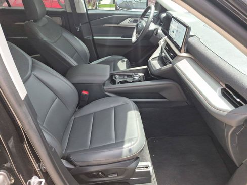 Used 2025 Ford Explorer Active w/ Active Comfort Package RWD image 27