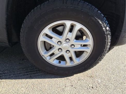 Used 2023 Jeep Grand Cherokee Laredo w/ Luxury Tech Group I image 9