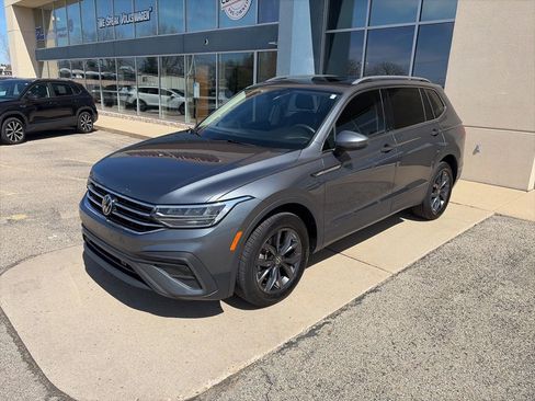 Certified 2023 Volkswagen Tiguan SE w/ Panoramic Sunroof Package image 4