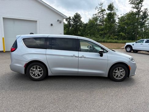 Used 2024 Chrysler Pacifica Touring-L FWD image 5