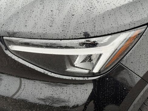 Used 2025 Volvo XC40 B5 Plus image 10