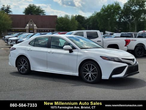 Used 2024 Toyota Camry SE image 7