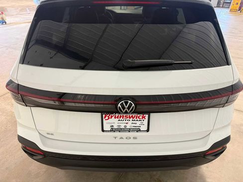 Used 2025 Volkswagen Taos SE image 16