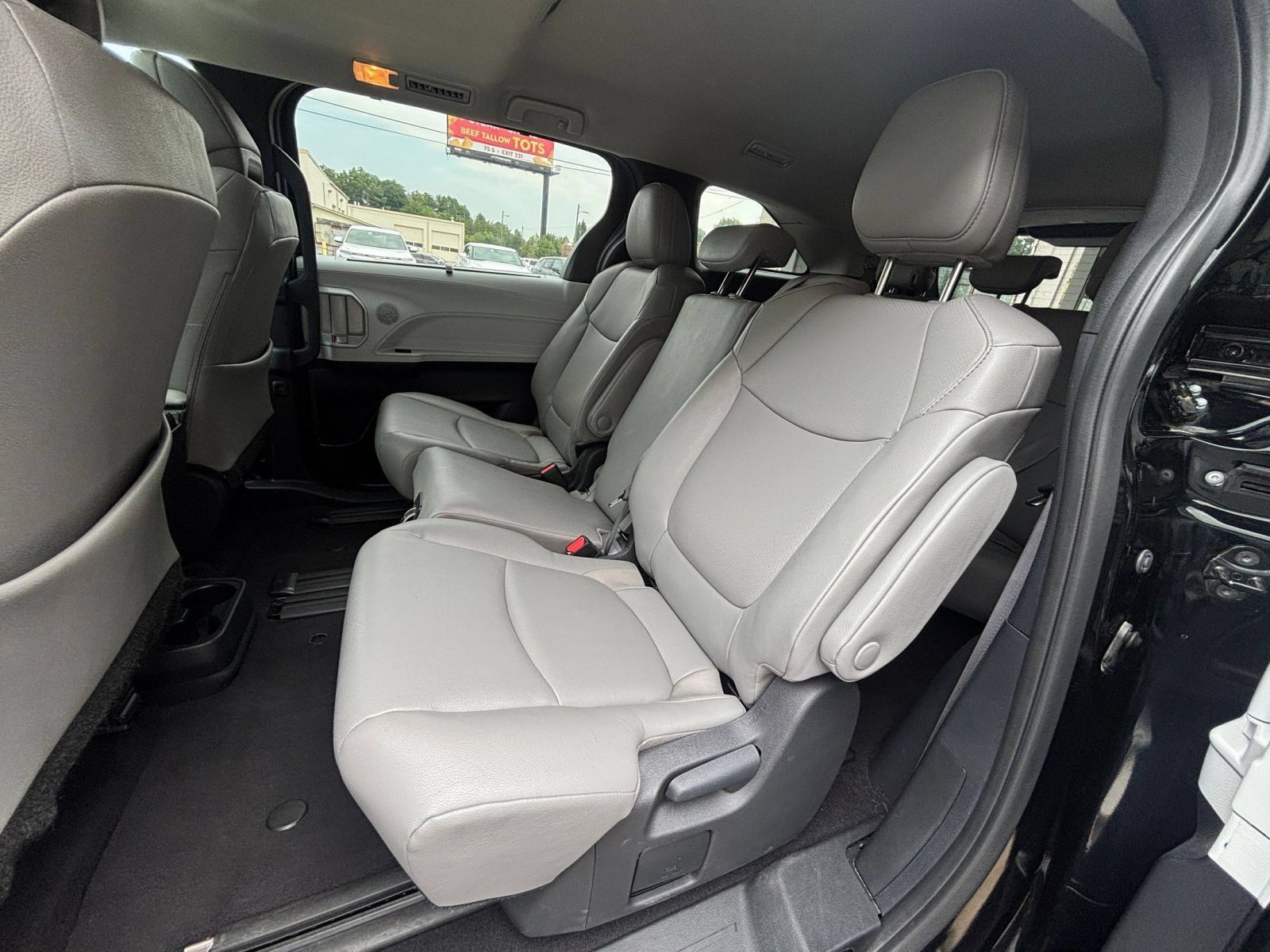 Used 2025 Toyota Sienna XLE FWD image 26